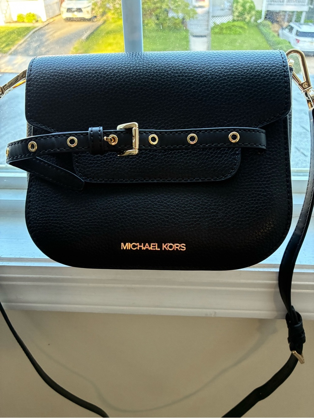 Pre owned, Michael Kors Black Pebbled Leather Crossbody with Gold Hardware
